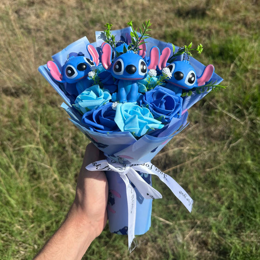 Ramo Artesanal de Peluches Stitch con Rosas Azules